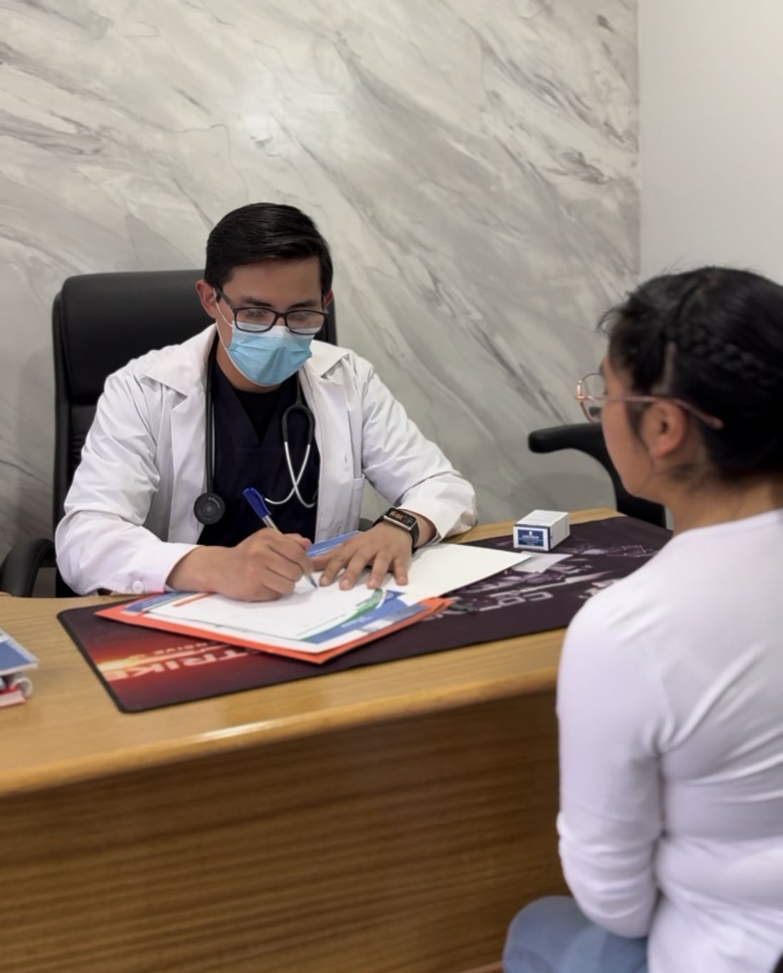 Médico atendiendo a una paciente en consulta